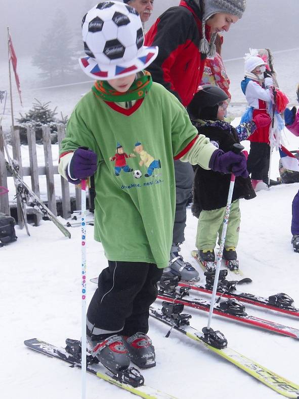 Tradiční silvestrovský karneval na sjezdovce Meva na Telnici.