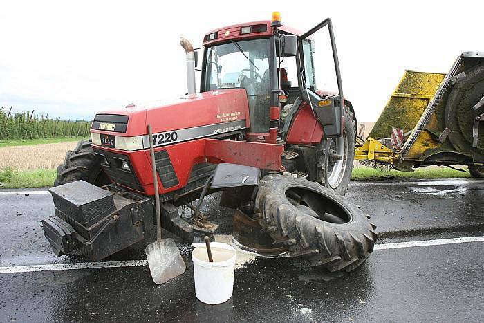 Nehoda traktoru a osobního vozu BMW u železničního přejezdu u obce Liběšice. 