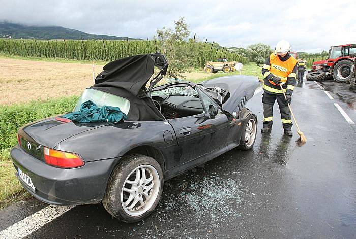 Nehoda traktoru a osobního vozu BMW u železničního přejezdu u obce Liběšice. 