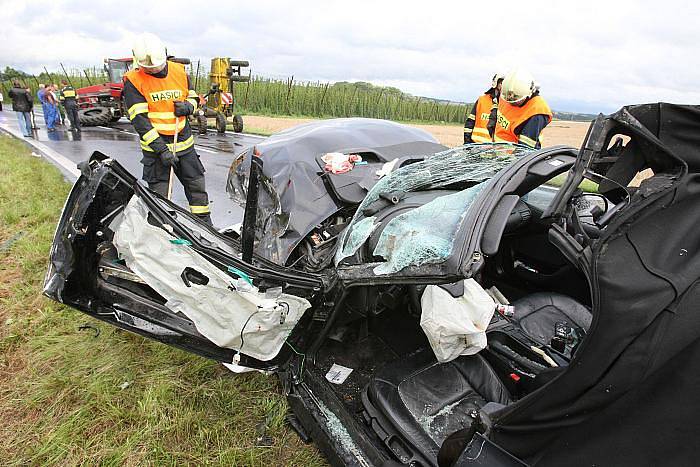 Nehoda traktoru a osobního vozu BMW u železničního přejezdu u obce Liběšice. 