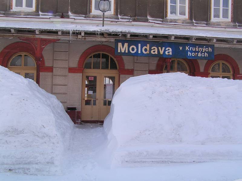 Zima na železnici v Severních Čechách. Ilustrační foto.