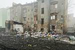Vnitroblok Sklářské ulice v Předlicích je už pověstný opakovaným hromaděním odpadků. Tak to tam vypadalo v únoru 2019, půl roku po velkém úklidu