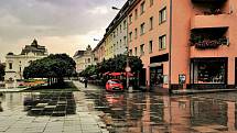 Ústecký fotograf Martin Vodňanský si oblíbil snímky zachycující dominanty města nad Labem v odrazu kaluže. Říká jim loužovky. Na snímku je pohled na Lidické náměstí s divadlem.