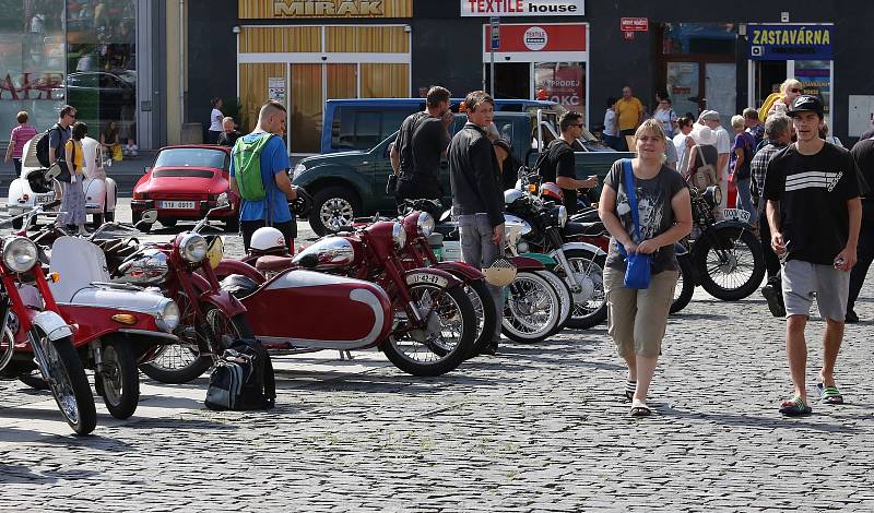 Veteráni jako ze škatulky, tak vypadal další ročník Ústecké rallye. Více než stovka historických motocyklů a automobilů vyrazila v sobotu na silnice Ústecka a Teplicka.