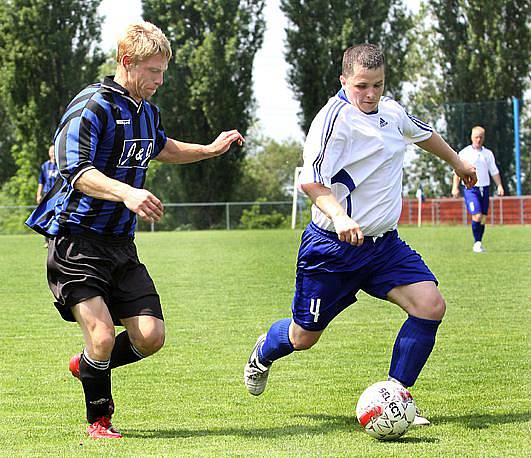 Fotbalisté Chuderova (modro-černí) doma podlehli Srbicím 2:4.