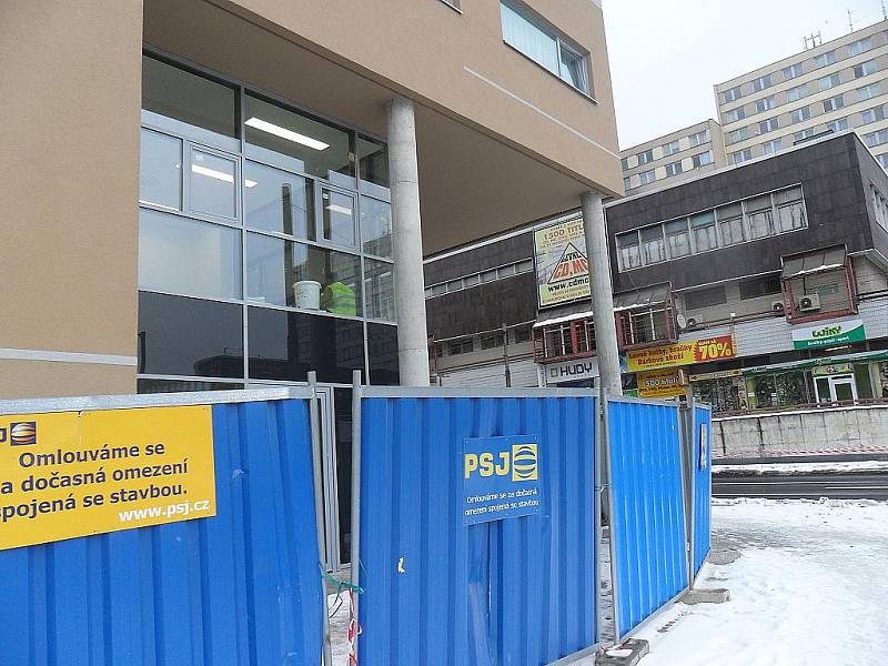 Stavbaři CPI City Center u Hraničáře již finišují s pracemi tak, aby tady v lednu mohl své brány otevřít supermarket Tesco. 