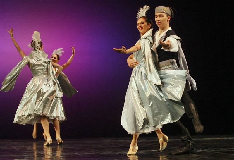 Baletní miniatury II. Tančí v nich celý ústecký balet, tedy i členové jeho sboru ve vděčných rolích sólistů.