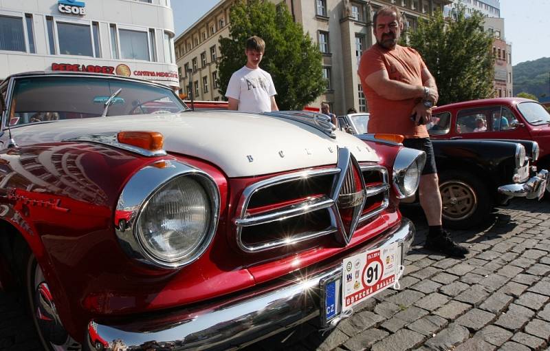 Veterány svezli majitelé v sobotu na ústecké Mírové náměstí. Naleštěné krasavce z tradiční Veteran rally Ústí nad Labem, která je součástí série závodů Czech Hero Ride, si nenechala ujít řada Ústečanů.