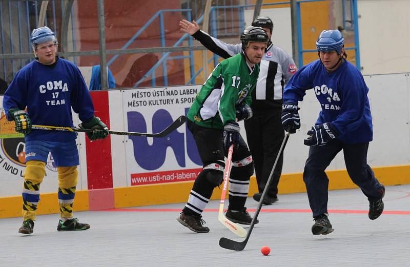 Hokejbalisté Coma Teamu (modří) rozstříleli Orlík 31:3.