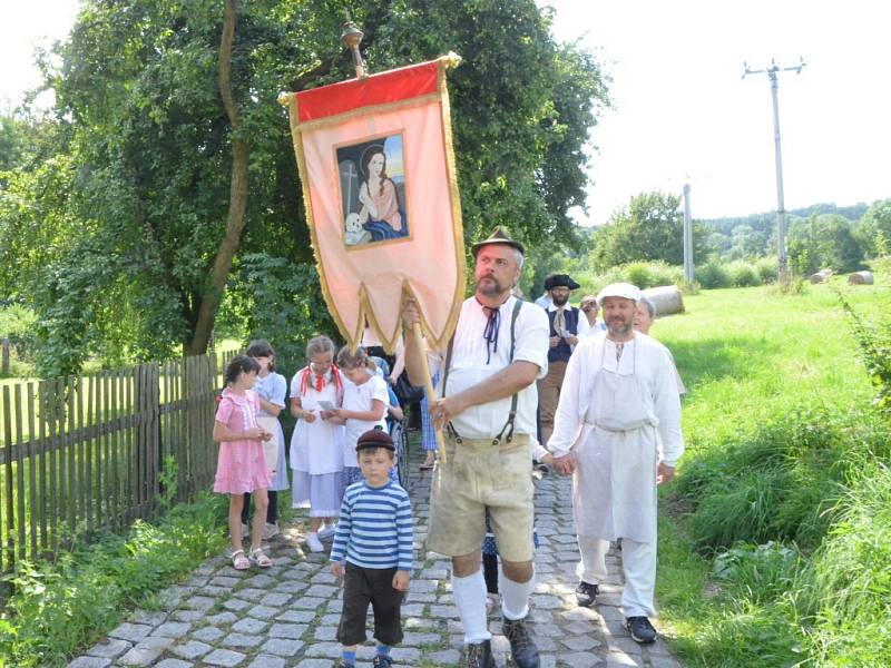 Procesí svaté Máří Magdaleny kráčelo pod novým praporem. 