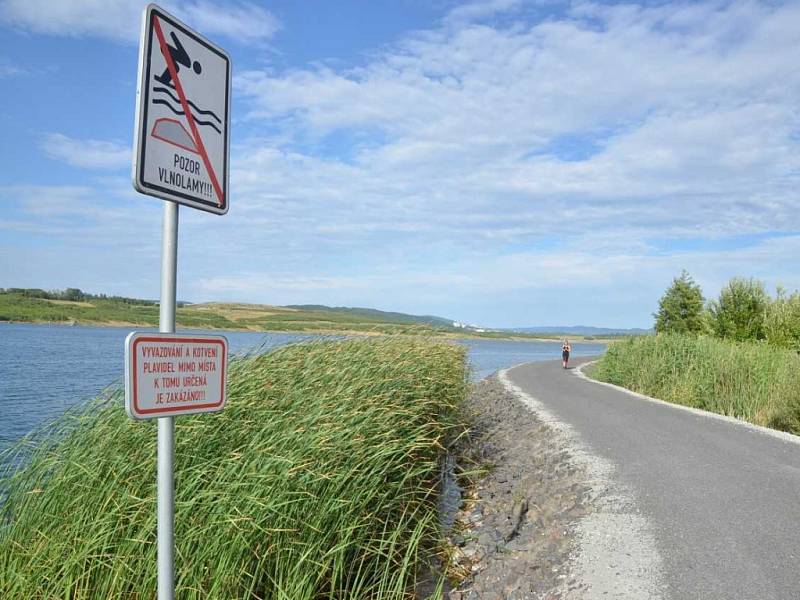 Jezero Milada láká cyklisty i turisty.