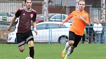 Fotbalisté Mojžíře (v oranžovočerném) doma porazili v ostře sledovaném derby před 450 diváky Neštěmice 1:0. Foto: Deník/Rudolf Hoffmann