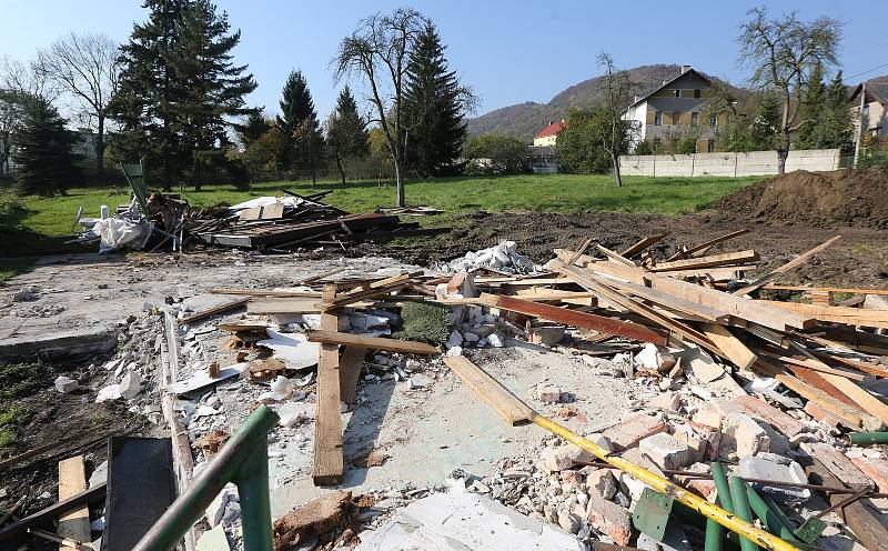 Staré kabiny bylo nejprve potřeba rozebrat a zbourat. To se událo na podzim 2017.