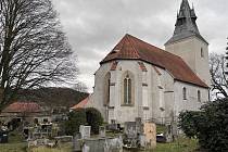Kostel a hřbitov v Roudníkách prodává vlastník za necelé 4,5 milionu korun. Dnes prozatím veřejnosti neslouží, kvůli havarijnímu stavu střechy.