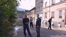 Ve čtvrtek 15. srpna 2002 se výrazně zhoršila situace v Krásném Březně. V centru města se lidé na velkou vodu připravovali naplňováním pytlů s pískem.