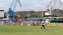 I. B třída Ústeckého kraje 6. kolo. Mužstvo Svádova - Olšinek (zelenočerní) podlehli Junioru Děčín (bílí) 0:1.