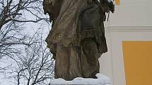 Z procházky po obci Petrovice na Ústecku. Náboženská socha u kostela, památka.