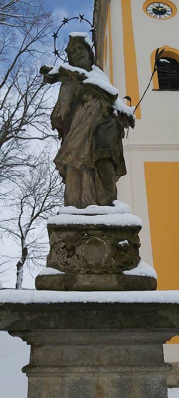 Z procházky po obci Petrovice na Ústecku. Náboženská socha u kostela, památka.