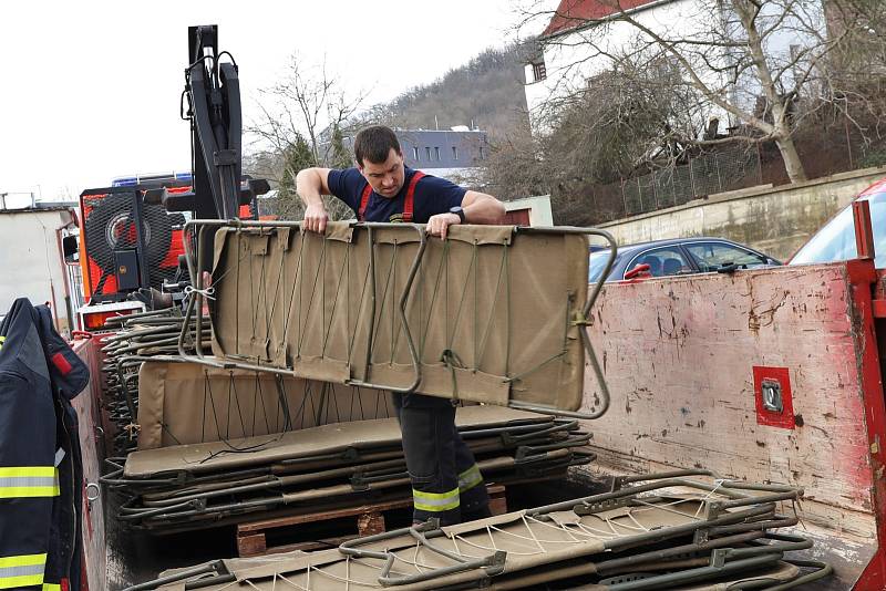 Příprava tělocvičny kolejí UJEP na příchod ukrajinských uprchlíků