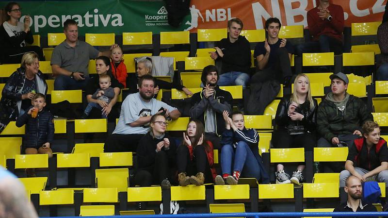 Basketbalové utkání mezi Ústím a Olomoucí.