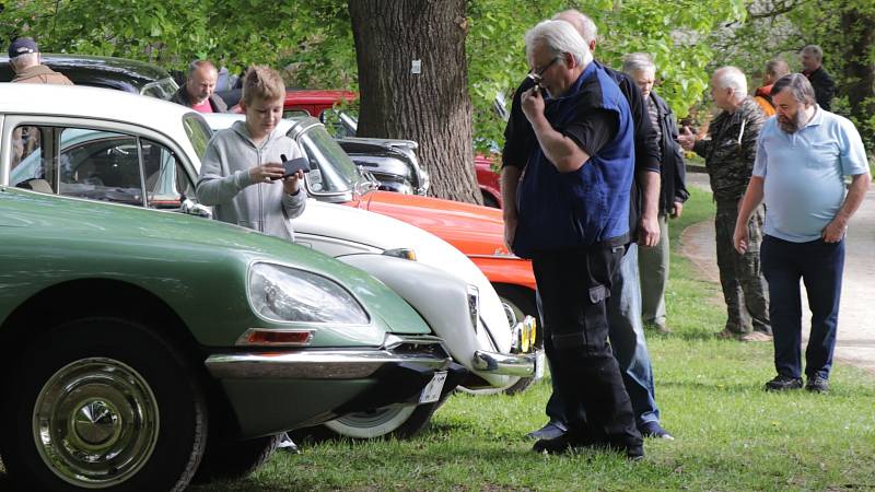 Na zámku ve Velkém Březně se jel závod historických vozidel a motocyklů o Pohár hraběte Chotka.