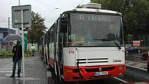 Řidič autobusu srazil chodce u zimního stadionu.