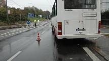 Řidič autobusu srazil chodce u zimního stadionu.