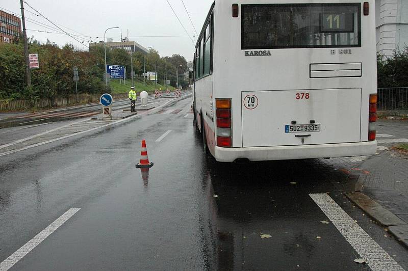 Řidič autobusu srazil chodce u zimního stadionu.