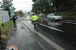 Řidič autobusu srazil chodce u zimního stadionu.