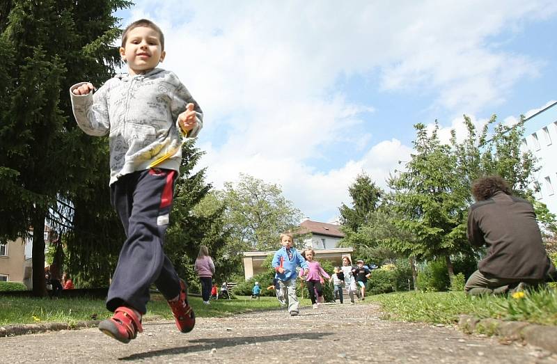 Děti podpořily školku běháním koleček. Budou tak mít nový altánek.