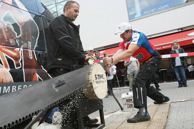 Stříbrný medailista z mistrovství světa dřevorubců Martin Komárek se příští pátek předvede v Letním kině. 