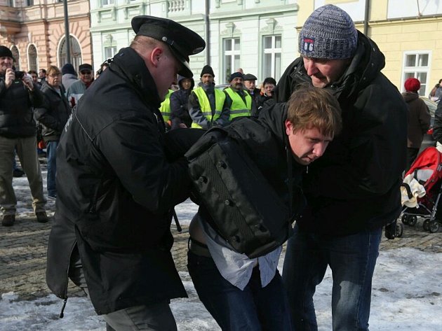 Muže, který na Miloše Zemana neslušně pokřikoval, policisté zadrželi.