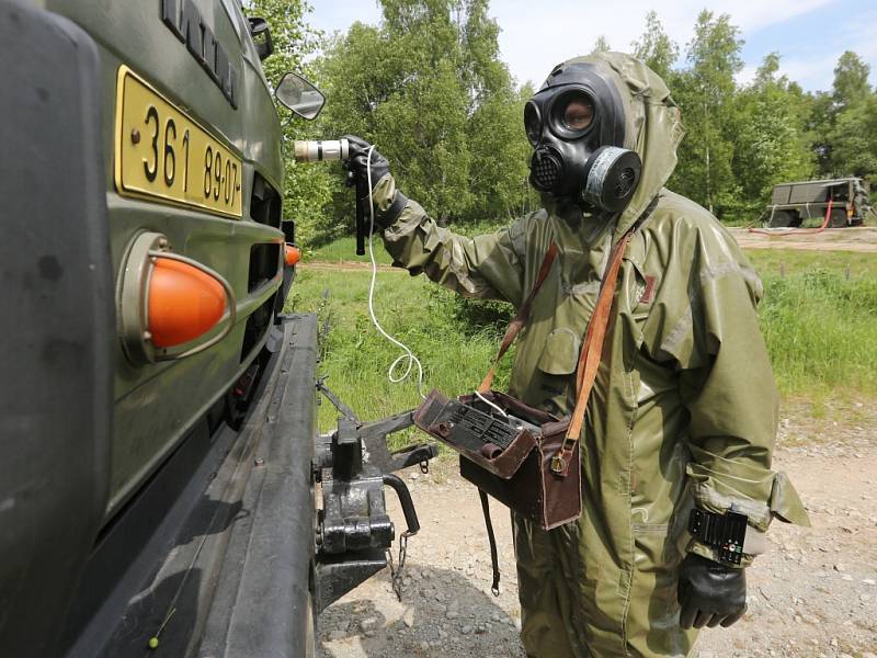 Nácvik dekontaminace techniky a lidí po nehodě, při níž unikly toxické látky. To je námět cvičení vojáků z libereckého 311. pluku radiační, chemické a biologické ochrany.