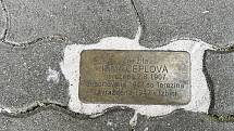 Kameny zmizelých jako památka na zavražděné Židy ze Střekova. Snesly by jemný hadřík a leštidlo, vliv okolního prostředí je na nich už znát.