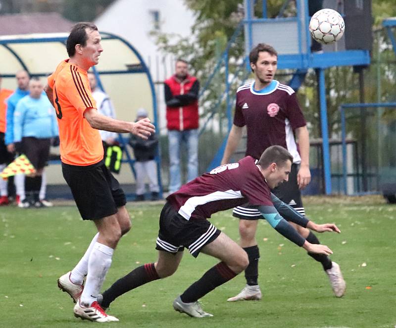 Fotbalisté Mojžíře (v oranžovočerném) doma porazili v ostře sledovaném derby před 450 diváky Neštěmice 1:0. Foto: Deník/Rudolf Hoffmann