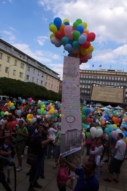 Deník.cz | Dva tisíce dvanáct balonků uletělo a Ústí má rekord! |  fotogalerie