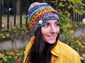 Monika Lafatová ručně vyrábí barevné doplňky, čepice, šátky nebo originální tašky.