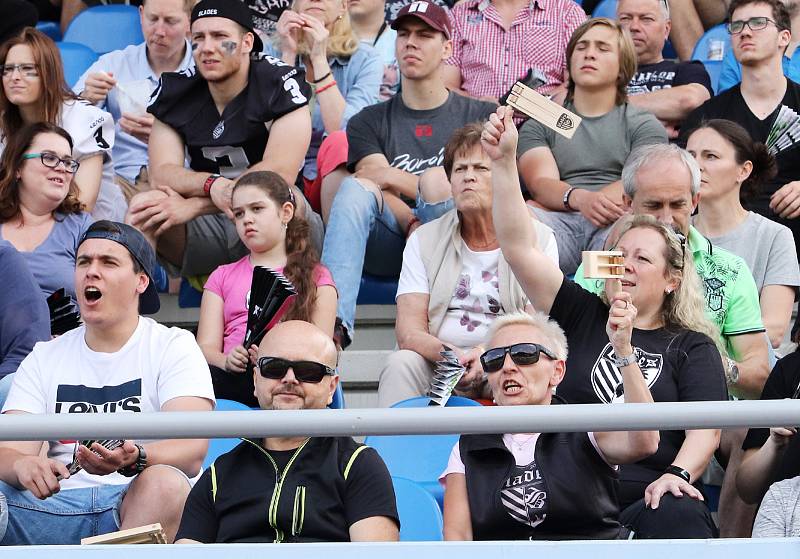 Paddock liga 2019. Ústečtí Blades (černé dresy) přehráli při prvním utkání na městském stadionu Alligators Brno (bílo-zelené dresy) 30:0.