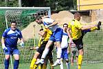 Fotbalisté Trmic (bílo-modří) porazii v domácím prostředí Petrovice 6:3. 