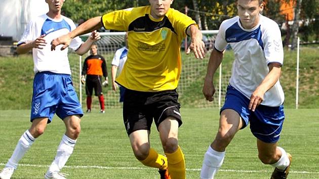 Fotbalisté Trmic (bílo-modří) porazii v domácím prostředí Petrovice 6:3. 