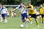 Fotbalisté Trmic (bílo-modří) porazii v domácím prostředí Petrovice 6:3. 