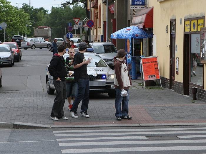 Špatné dopravní značení v Ústí nad Labem u kina Hraničář komplikuje řidičům život.