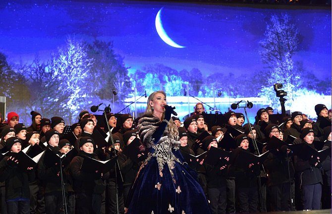 Operní pěvkyně původem z Ústí nad Labem Lenka Graf o Vánocích zpívala v Drážďanech s Angelem Kellym a světoznámým sborem Dresner Kreuzechor. Měla obrovský úspěch, ke koledě se přidalo celé publikum.