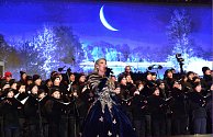 Operní pěvkyně původem z Ústí nad Labem Lenka Graf o Vánocích zpívala v Drážďanech s Angelem Kellym a světoznámým sborem Dresner Kreuzechor. Měla obrovský úspěch, ke koledě se přidalo celé publikum.