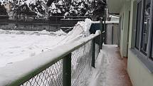 Nafukovací tenisová hala ve Velkém Březně nevydržela tíhu sněhu a propadla se