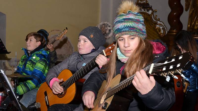 V kostele Nanebevzetí Panny Marie v Trmicích se konal už 14. Vánoční koncert žáků a učitelů zdejší základní školy.