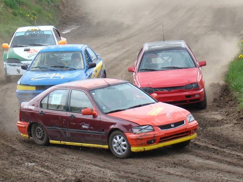 Třetí ročník amatérského seriálu závodů Autopoint Cup odstartoval v Chabařovicích. 