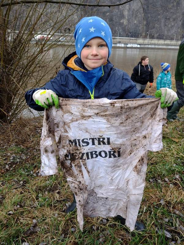 Rybáři čistili břeh Labe.