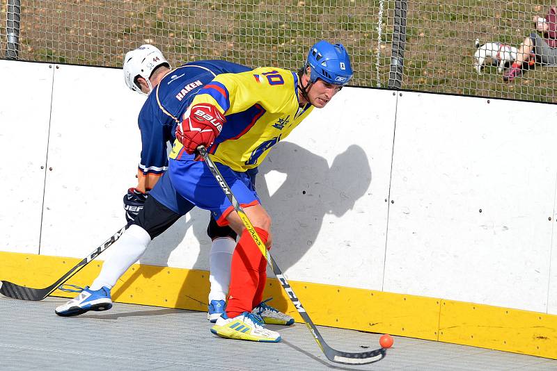 Hokejbalisté ústecké Elby (v tmavém) podlehli v rámci 7. kola Crossdock extraligy Kert Parku Praha 3:6. Foto: Miroslav Vlach