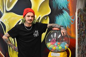 Tatér Karel HouDy Houdek má ve studiu automat na žvýkačky, ze kterého si lidé můžou vybrat náhodný tetovací motiv